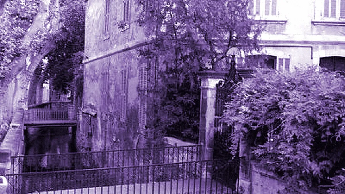 Avignon, France — panoramic view of Dyers Street