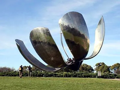 "Floralis Genérica" Sculpture, a sculpture in Buenos Aires, Argentina
