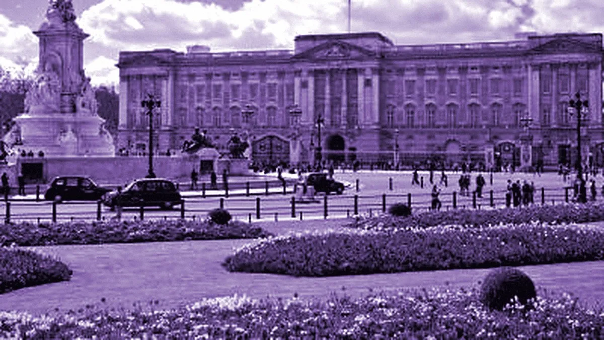 London, United Kingdom — panoramic view of Buckingham Palace